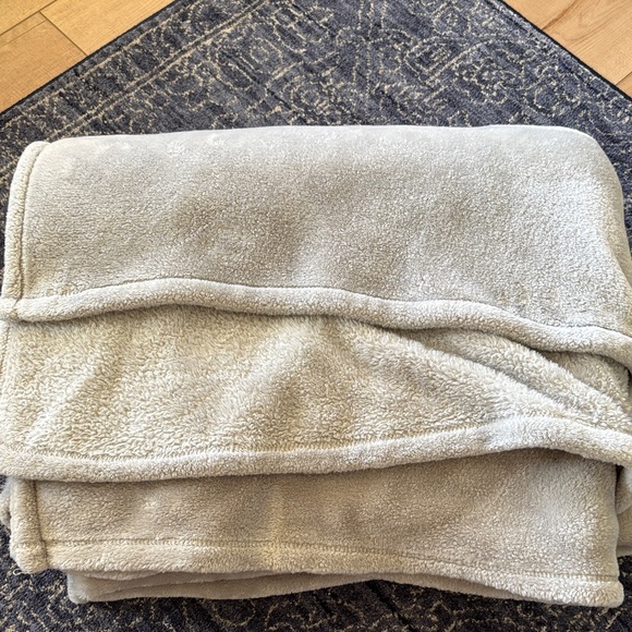 Threshold Twin size microplush bed blanket - Picture 1 of 3